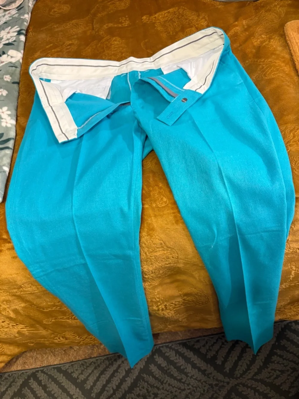Mi Bo Tong Suit